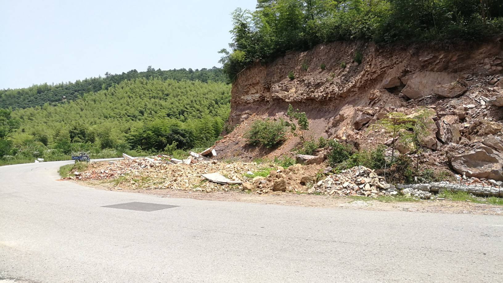 江浙3号界碑处有人偷倒建筑垃圾